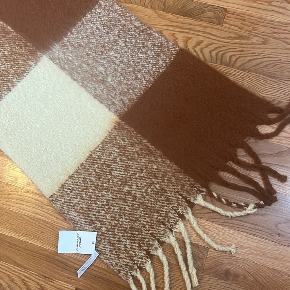 Urban Outfitters Fuzzy Blanket Scarf Wrap Brown Cream  NWT - Picture 9 of 10